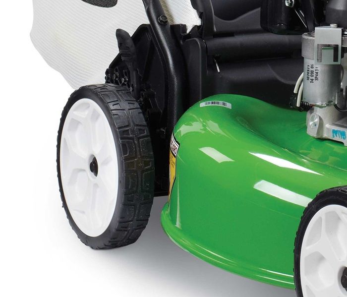 Variable-speed rear wheel drive provides improved traction and control in all mowing conditions.