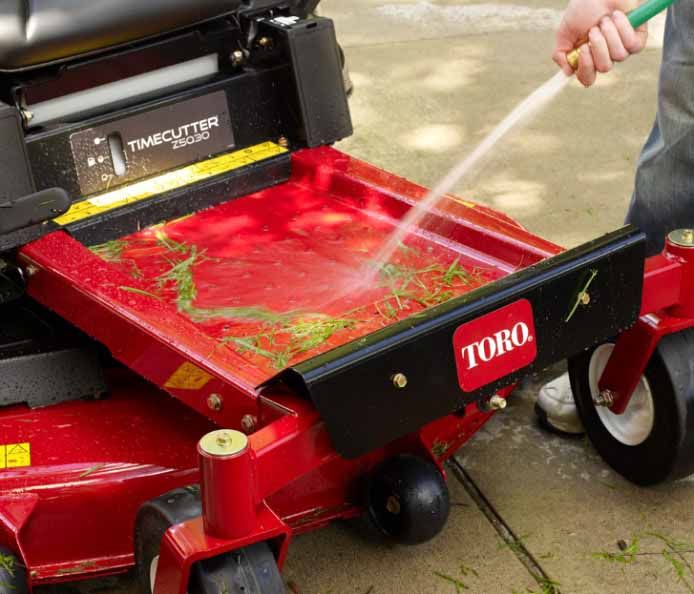 Simply hose down the floor pan after each use and keep your TimeCutter looking as good as new. 