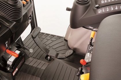 For easier operation of the HST pedal and more right-side foot space, the brake pedal has been moved to the left side of the steering column.