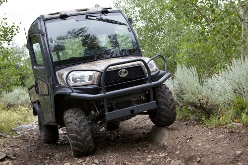 Built around a unibody frame that is virtually airtight, soundproof, and rattle-free, the cab incorporates highly efficient air-conditioning, heating, and defogging functions, as well as antennas and speakers for an optional radio