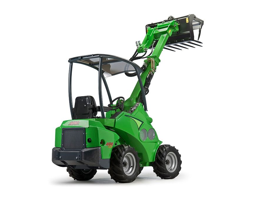 Vertical Lift of the Avant 528 Series Compact Multi Purpose Loader